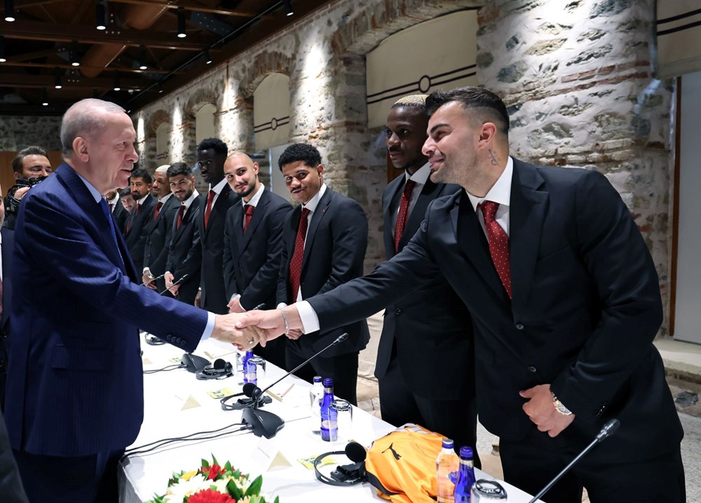 Erdoğan, şampiyon Galatasaray'ı kabul etti: Osimhen ve Muslera'dan hediye 8 Cumhurbaşkanı Erdoğan, şampiyon Galatasaray'ı kabul etti: Osimhen ve Muslera'dan hediye - 9