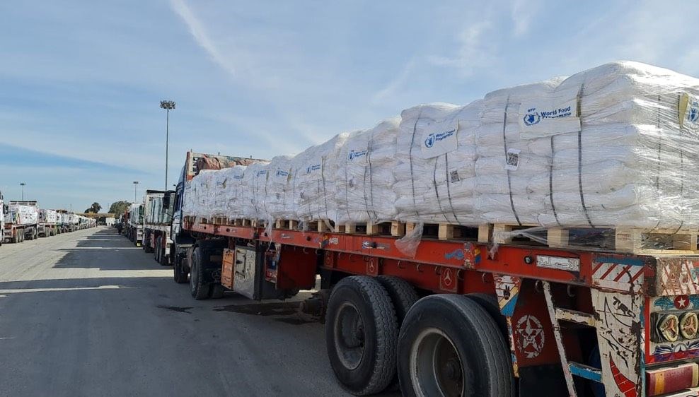 Yardım tırları Gazze’de: Buğday unu ve hazır gıda taşıyorlar