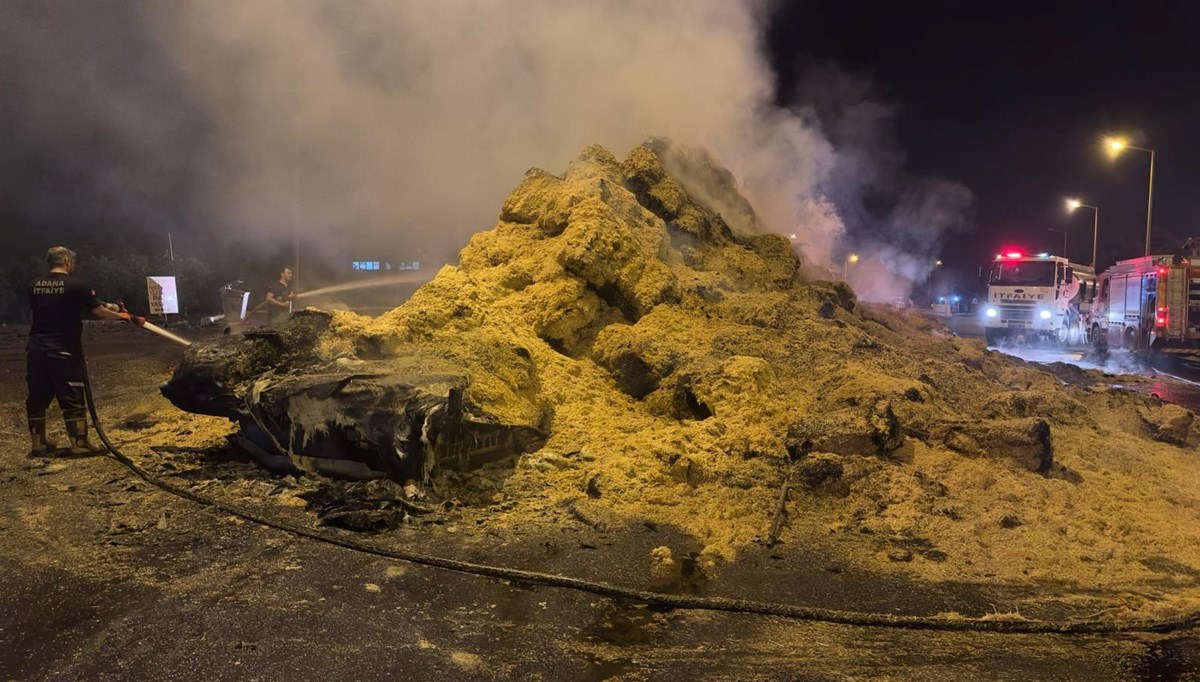 Adana'da park halindeki saman yüklü TIR yandı Adana'da park halindeki saman yüklü TIR yandı