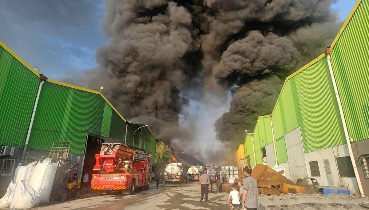 Adana'da fabrika yangını: Başka fabrikaya da sıçradı