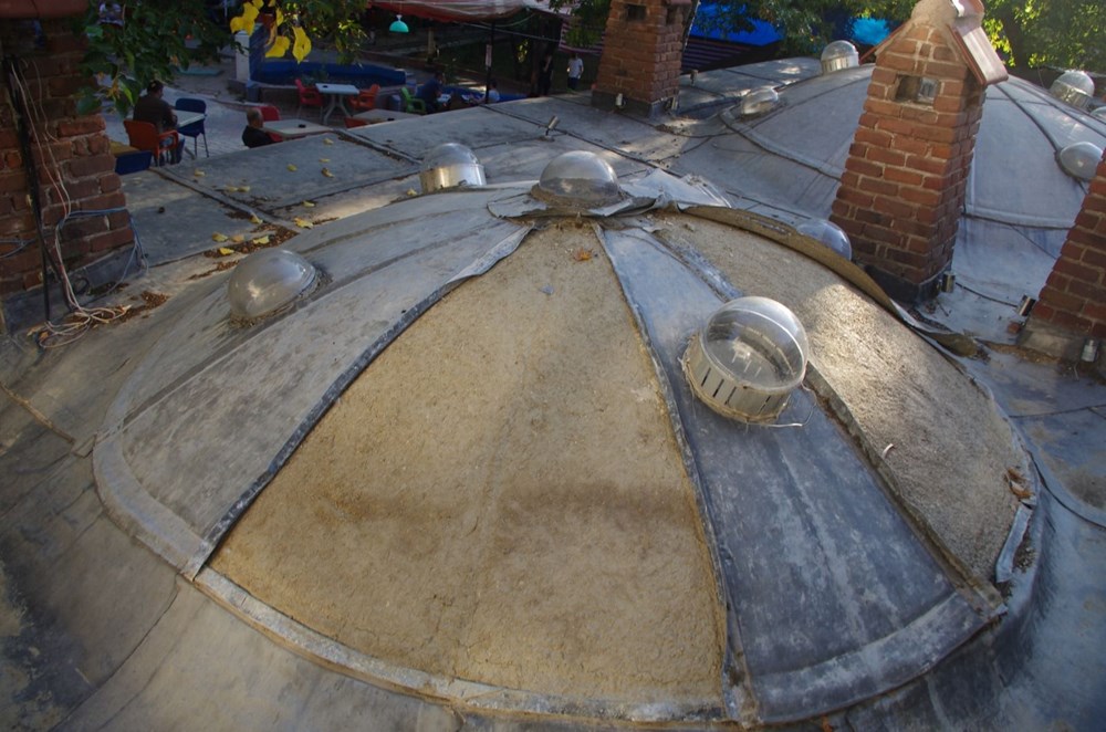 Tarihi Küçük Hamam’ın çatısındaki kurşunları çaldılar - 3