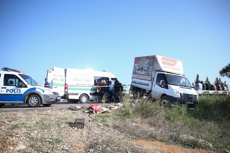 Antalya'da yol kenarında çilek satan çocuk kamyonetin altında kalarak öldü - 1