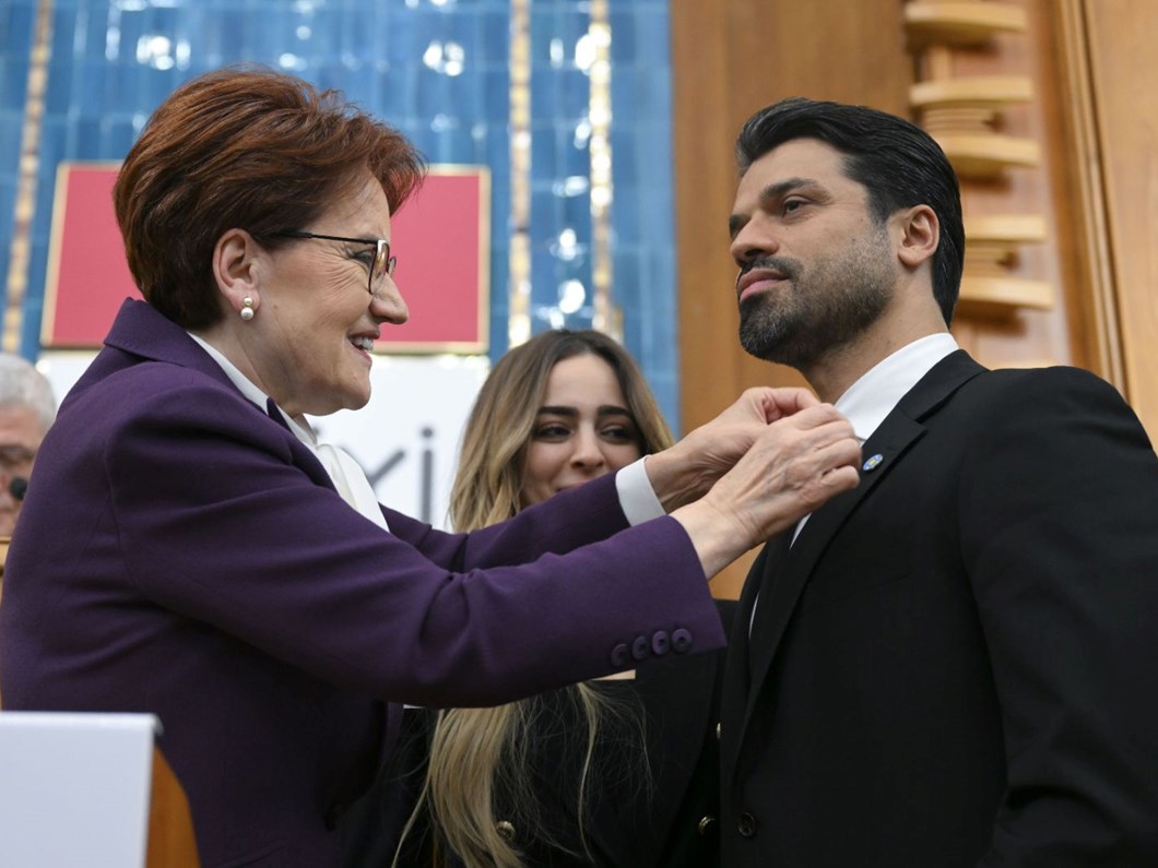 Akşener Gökhan Zan'a rozetini taktı - Son Dakika Türkiye Haberleri | NTV Haber