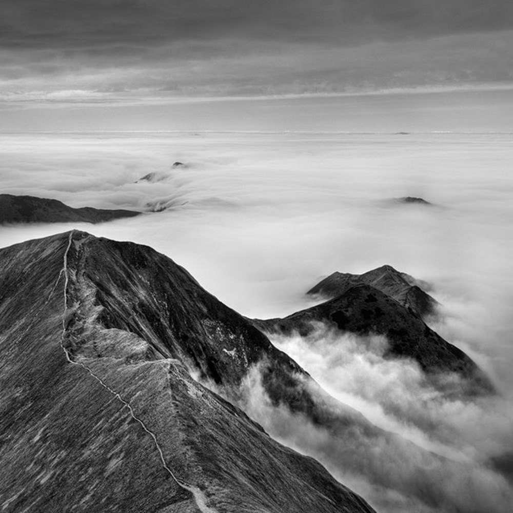 Monochrome. Горы чб. Черно белое. Красивые чёрнобелые картинки. Красивый пейзаж.