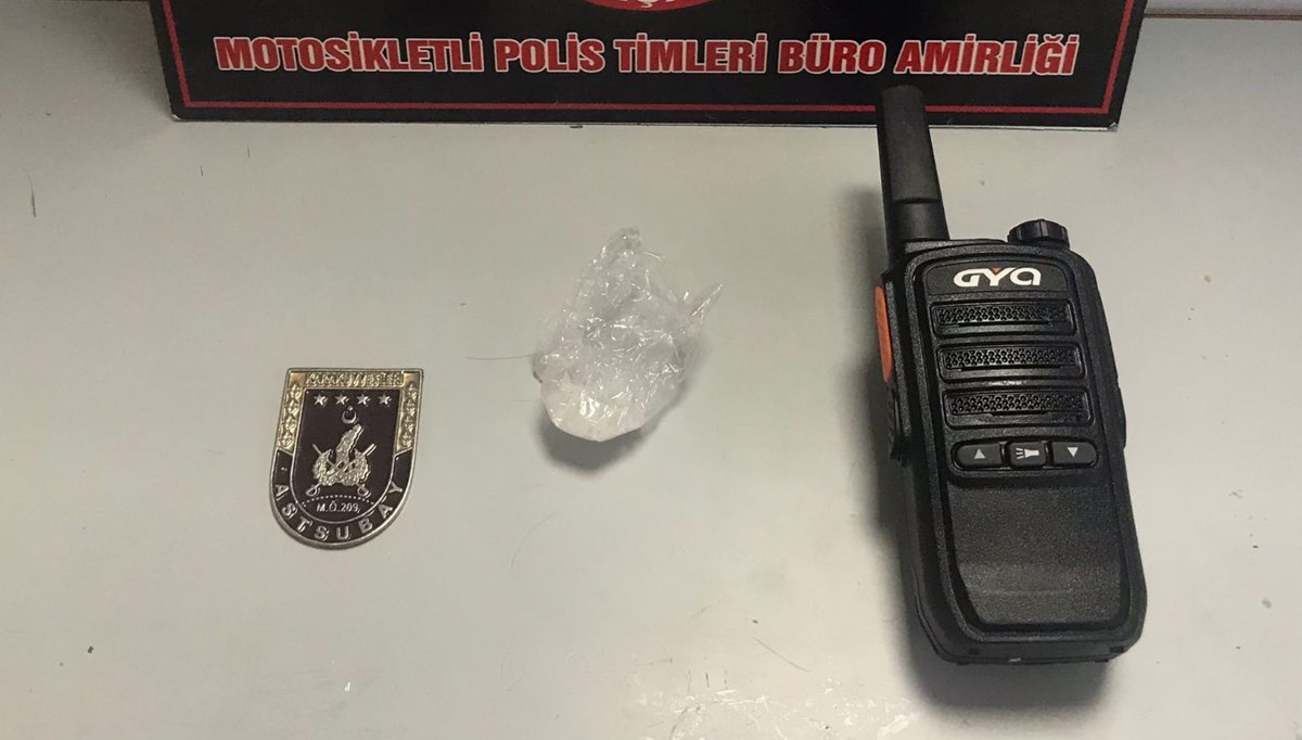 Askeri personel rozeti ve telsiz taşıyan taksiciye gözaltı Askeri personel rozeti ve telsiz taşıyan taksiciye gözaltı