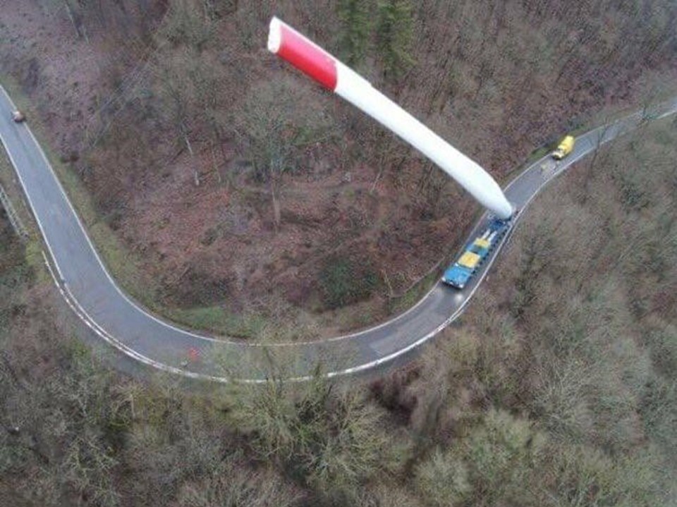 67 metrelik dev rüzgar türbini kanadının zorlu taşınma süreci paylaşıldı - 2