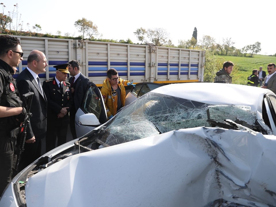 İçişleri Bakanı Soylu'nun konvoyu önünde trafik kazası: 5 yaralı - 2