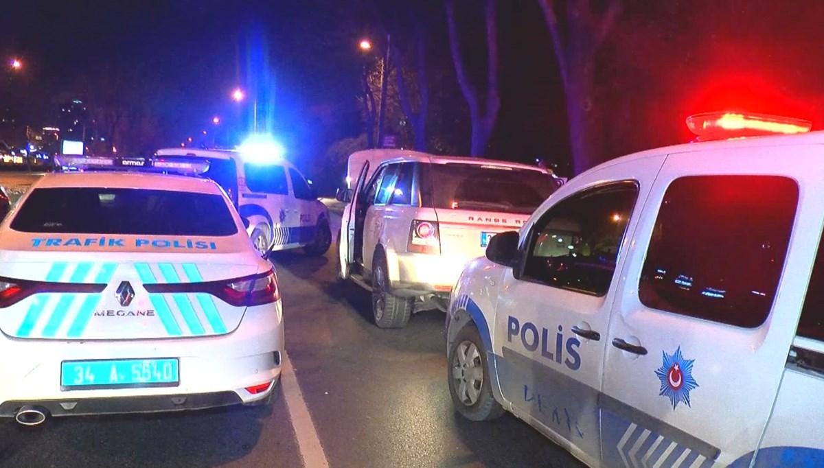 'Dur' ihtarına uymayan alkollü sürücü, polislerin üzerine araç sürdü: 4 gözaltı
