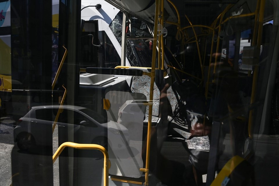 İstanbul'da tramvay ile halk otobüsü çarpıştı: 2 yaralı - 1