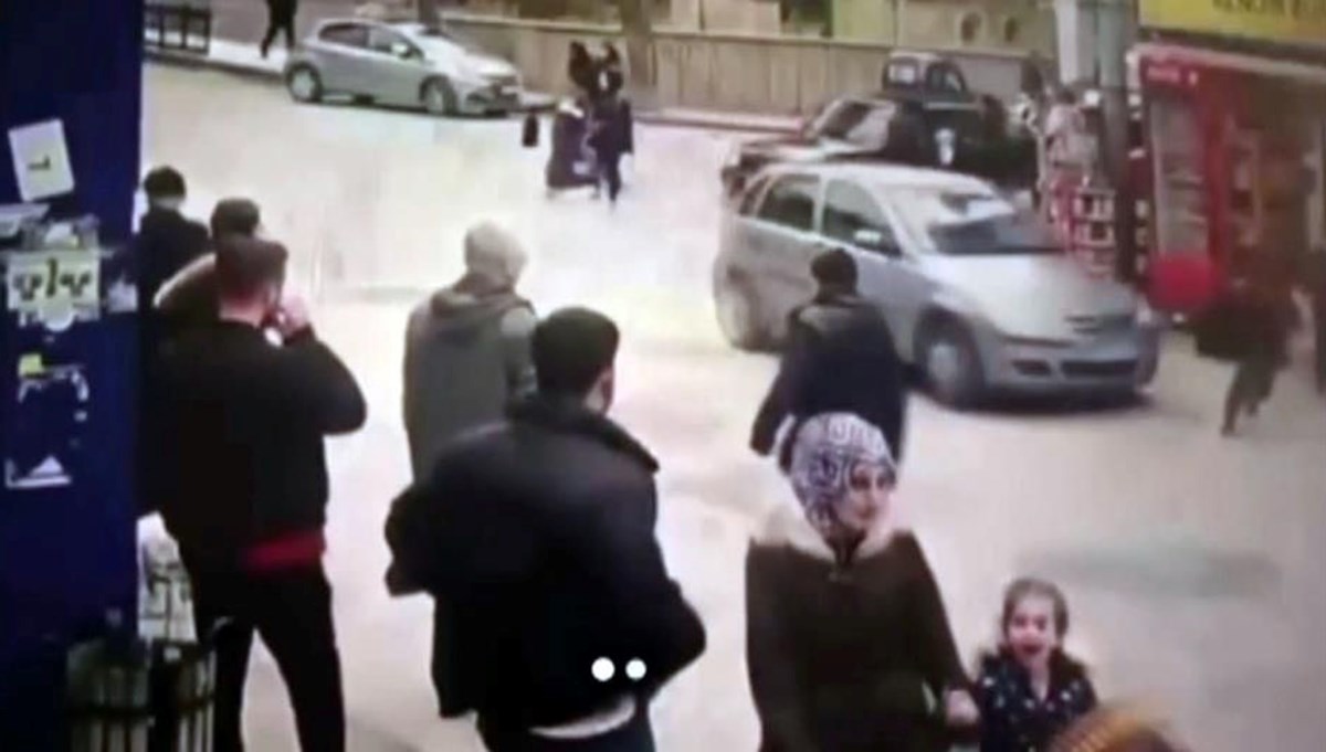 Yolun karşısına geçmeye çalışan çocuğa otomobil çarptı Yolun karşısına geçmeye çalışan çocuğa otomobil çarptı