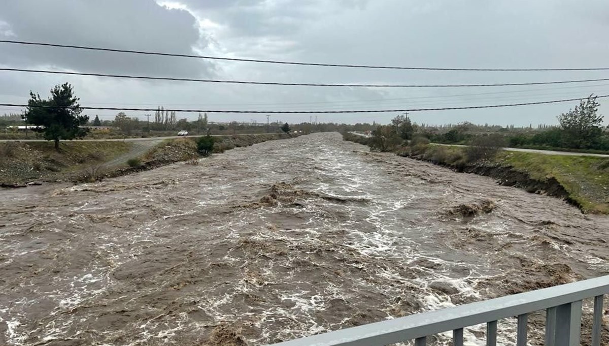 Balıkesir'i sağanak vurdu Balıkesir'i sağanak vurdu