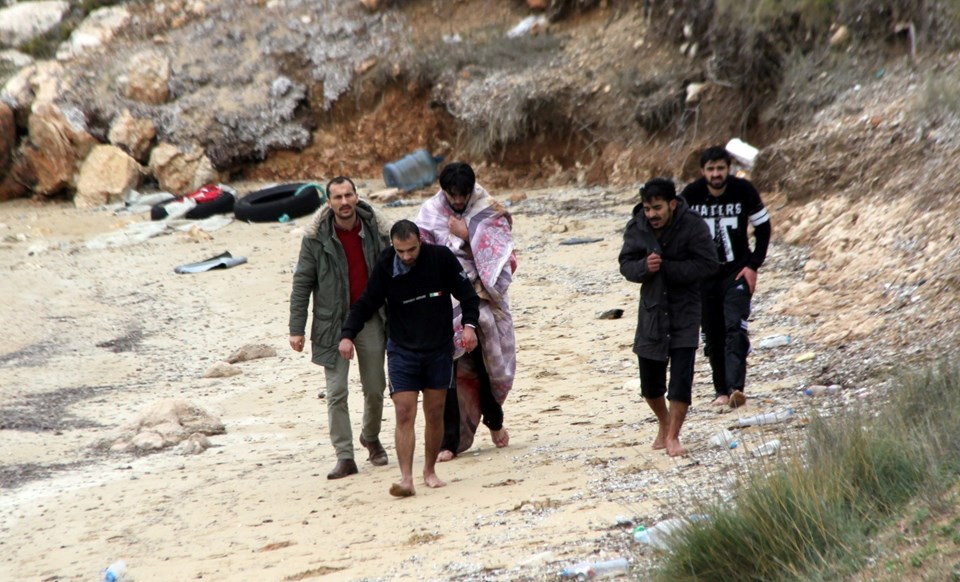 Umuda yolculukta Suriyeliler, 5 arkadaşlarını bottan attı - 1