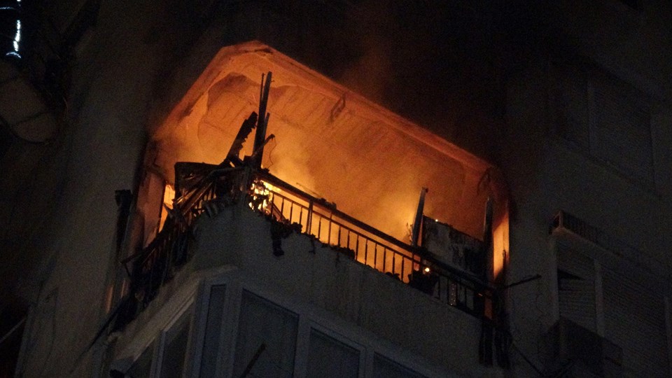 Antalya'da korkutan yangın: 3 daire etkilendi - 1