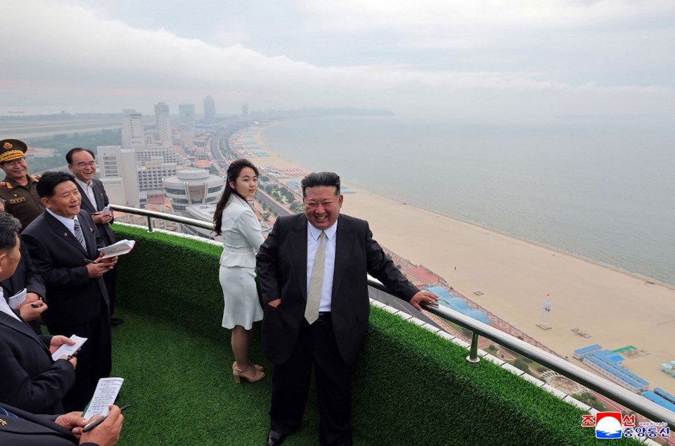 Kim Jong-un sahillere indi: Kızı ve eşine "en büyük başarısını" gösterdi - 2