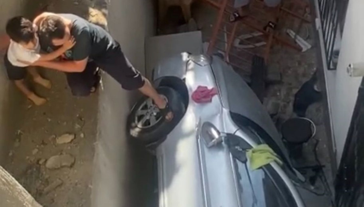 Çocukların el frenini indirdiği otomobil apartmanın bahçesine düştü Çocukların el frenini indirdiği otomobil apartmanın bahçesine düştü