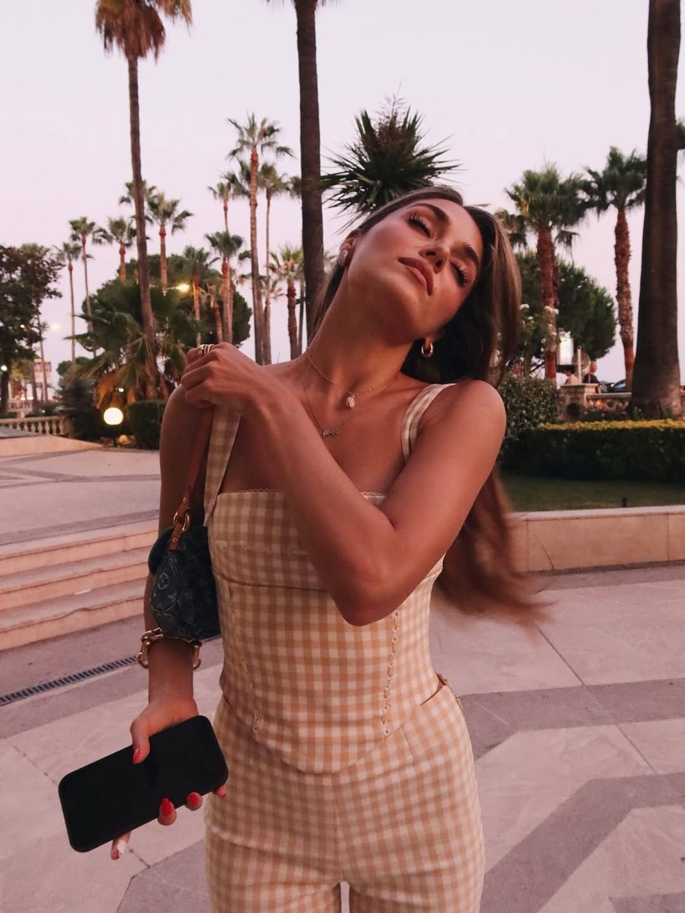 Hande Erçel'den yeni tatil pozları: Bu kez Cannes'a gitti - 4