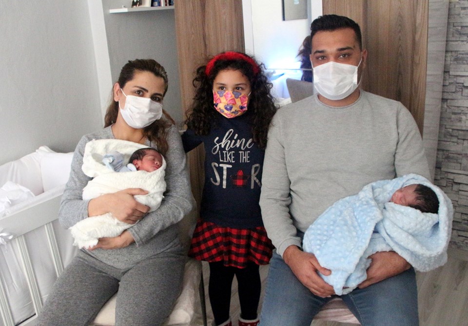 Sağlık çalışanı corona virüsü yendikten 3 gün sonra ikiz bebek dünyaya getirdi - 2