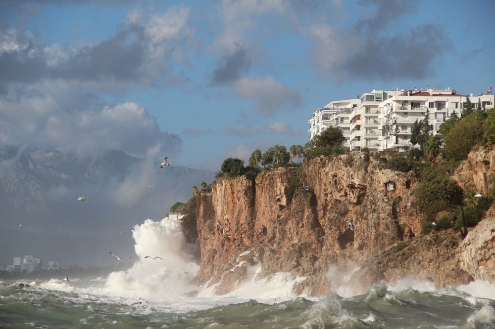 Antalya'da dev dalgalar yat limanını yuttu: 1 tur, 2 balıkçı teknesi battı - 13