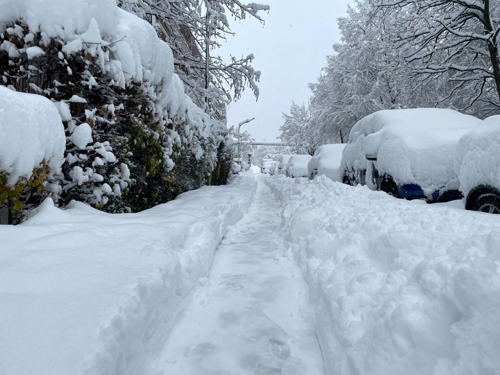 Almanya'da kar esareti: Uçuşlar iptal edildi, tren ve otobüsler çalışmadı - 10