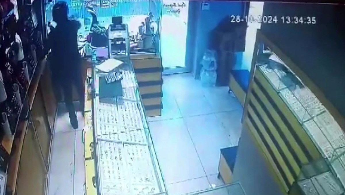 Adana'da kuyumcuyu silahla yaralayıp altınları çalan şüpheli tutuklandı Adana'da kuyumcuyu silahla yaralayıp altınları çalan şüpheli tutuklandı