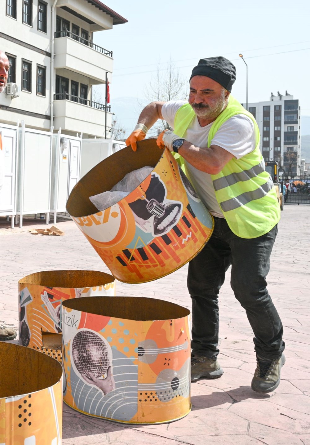 Erdal Bakkal rolüyle tanınan Cengiz Bozkurt da depremzedelerin yardımına koştu - 5