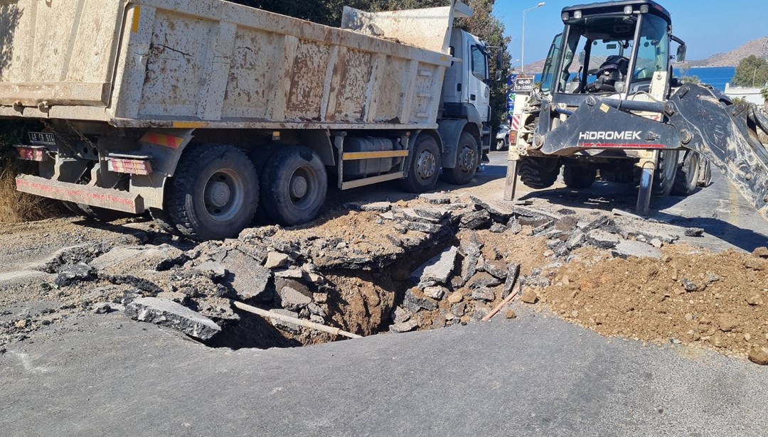 Bodrum'da ana isale hattı patladı: Yol trafiğe kapatıldı