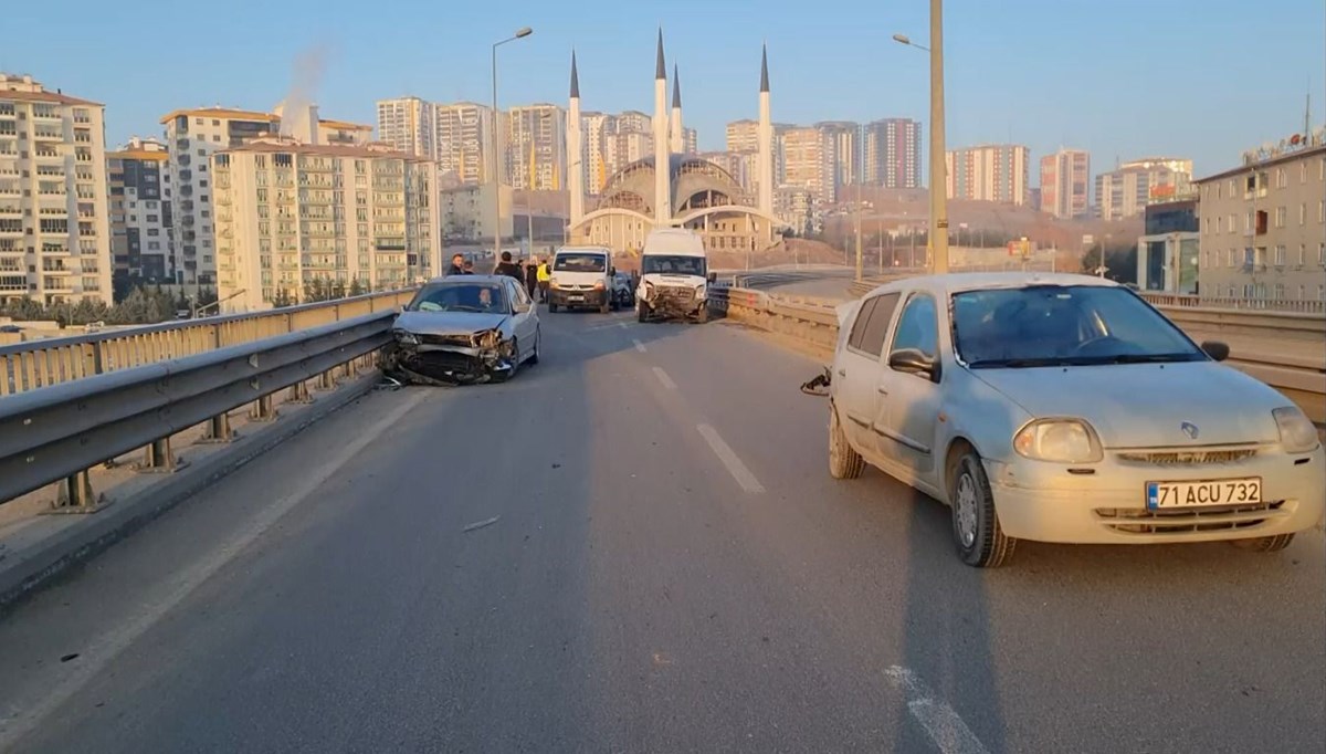 Yol buz tuttu, kazalar art arda geldi: 6 yaralı