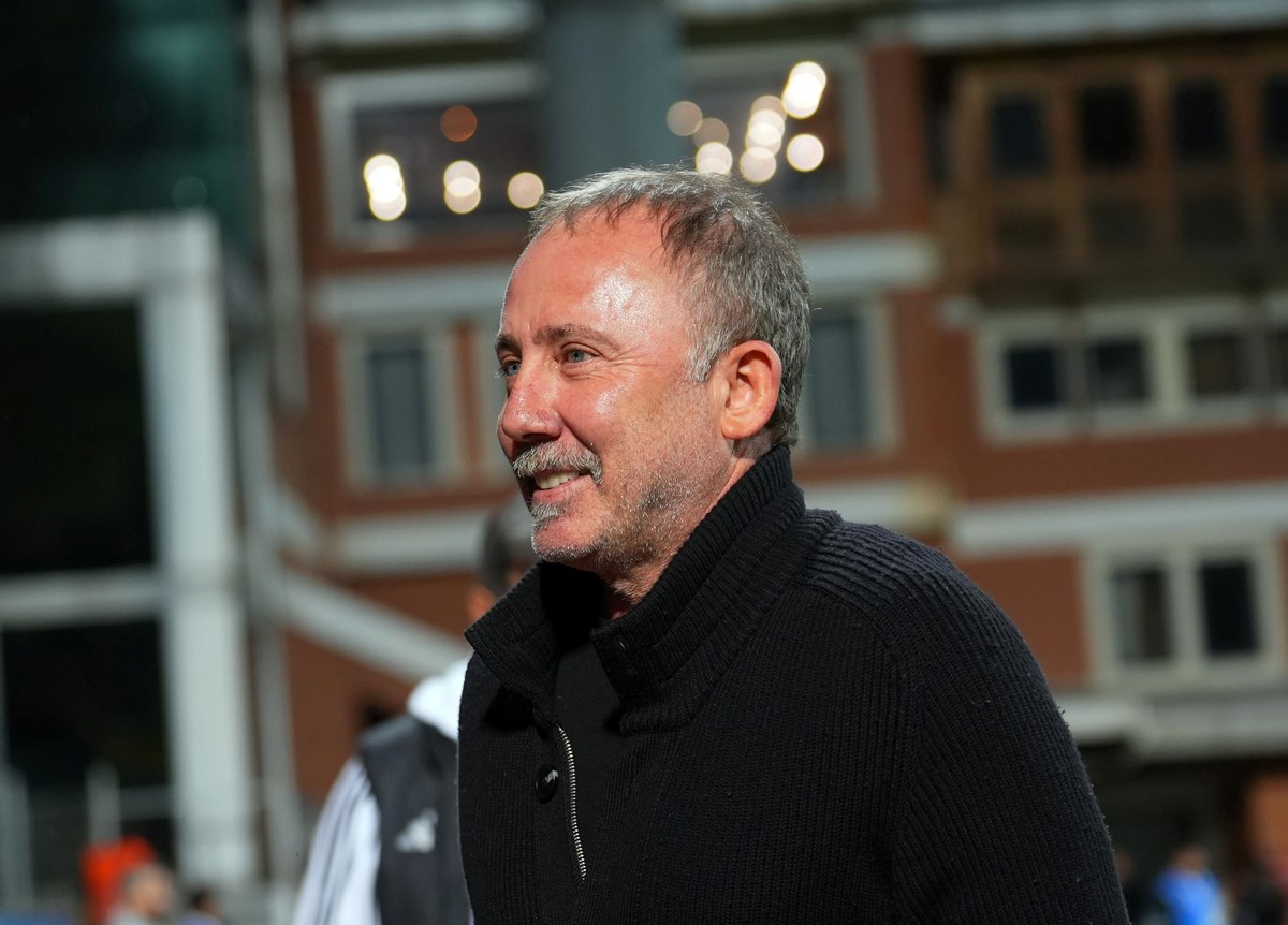 Beşiktaş Teknik Direktörü Sergen Yalçın, karşılaşma öncesi yedek kulübesine böyle geldi.