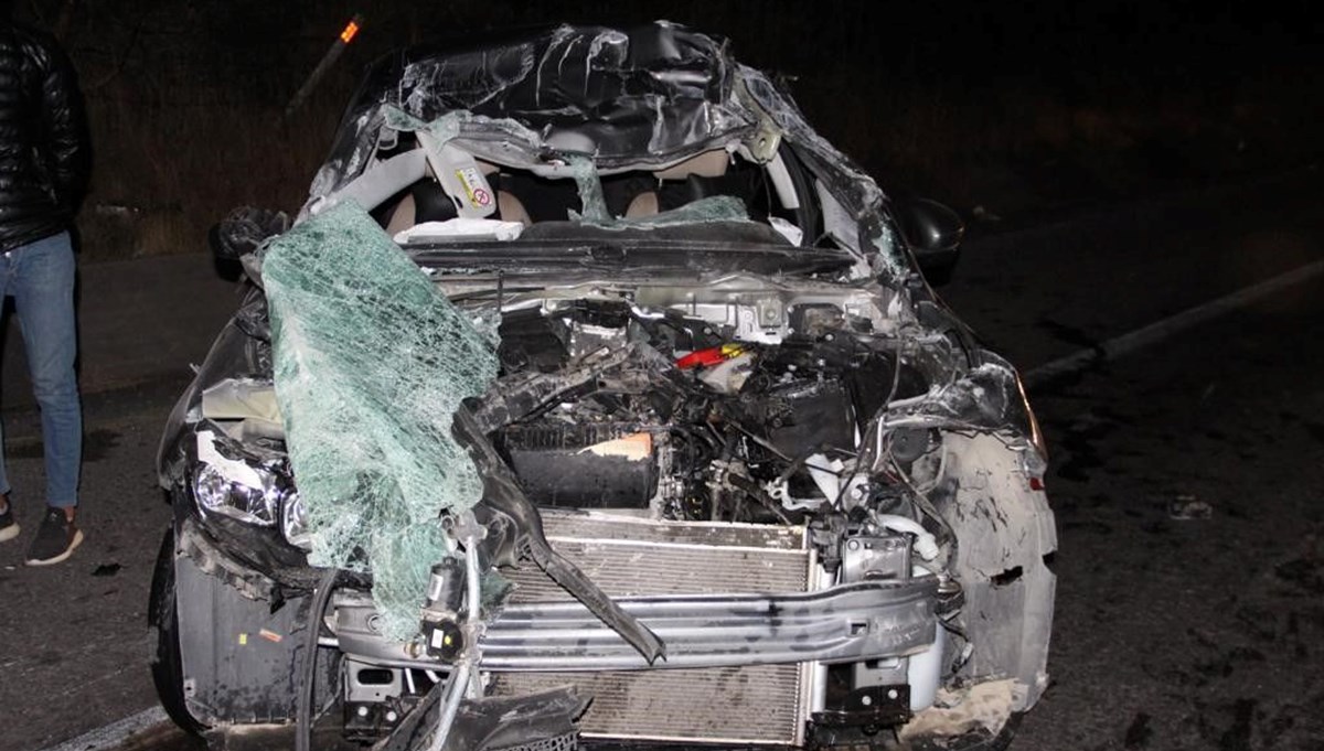 TIR'a arkadan çarpan otomobilde 4 genç yaralandı TIR'a arkadan çarpan otomobilde 4 genç yaralandı