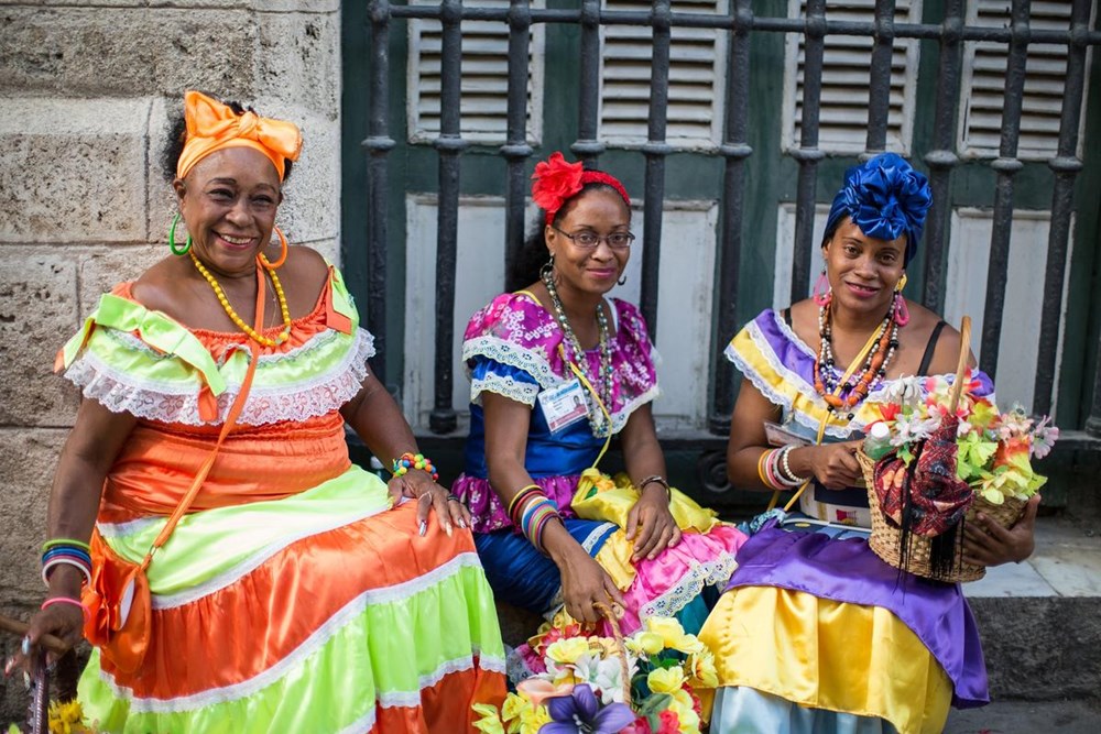Кубинский национальный. Кубинский костюм женский. Кубинская Национальная одежда. Кубинский стиль в одежде. Кубинские женщины.
