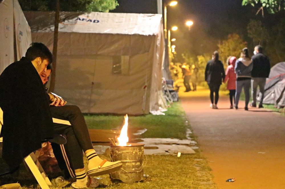 Çadırlarda kalan depremzedeler, soğuk havada ateş yakarak ısınmaya çalışıyor - 2