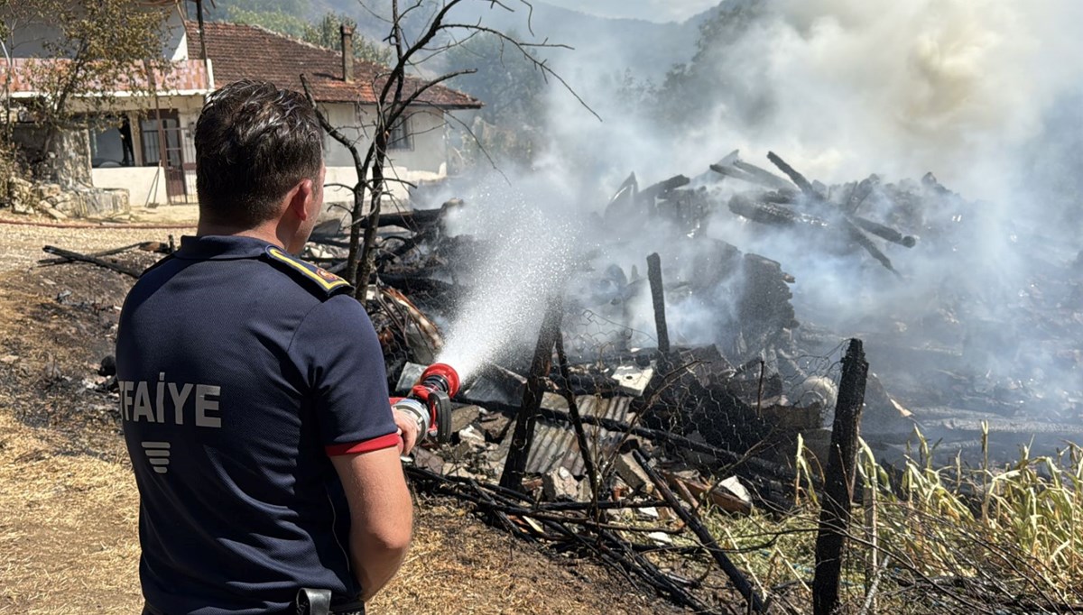 Evde çıkan yangın ormana sıçradı: Ekiplerin müdahalesi sürüyor