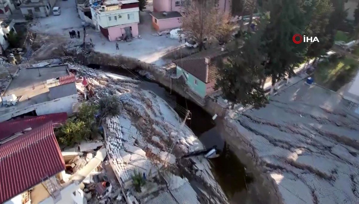 Hatay'da fay hattının geçtiği köy ikiye bölündü