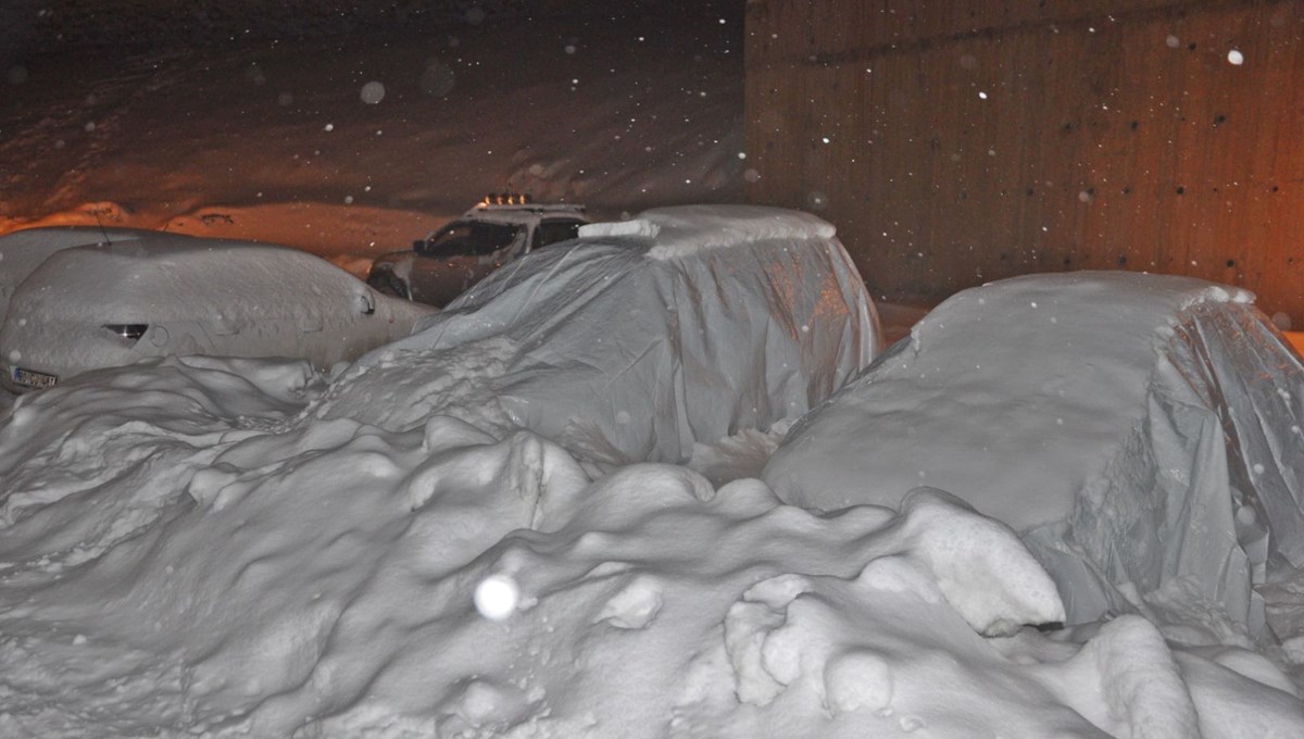 Yüksekova’da yoğun tipi nedeniyle araçlar mahsur kaldı