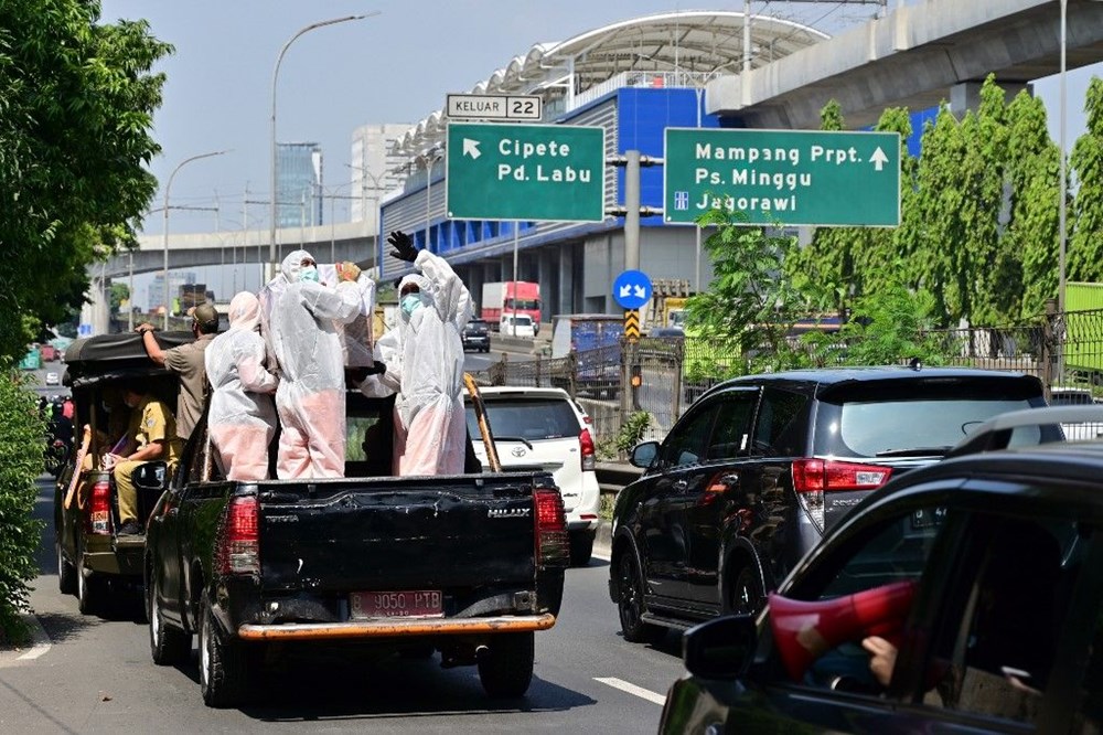 Cakarta'da maskesiz yakalanmanın cezası 'tabutta yatmak' - 2