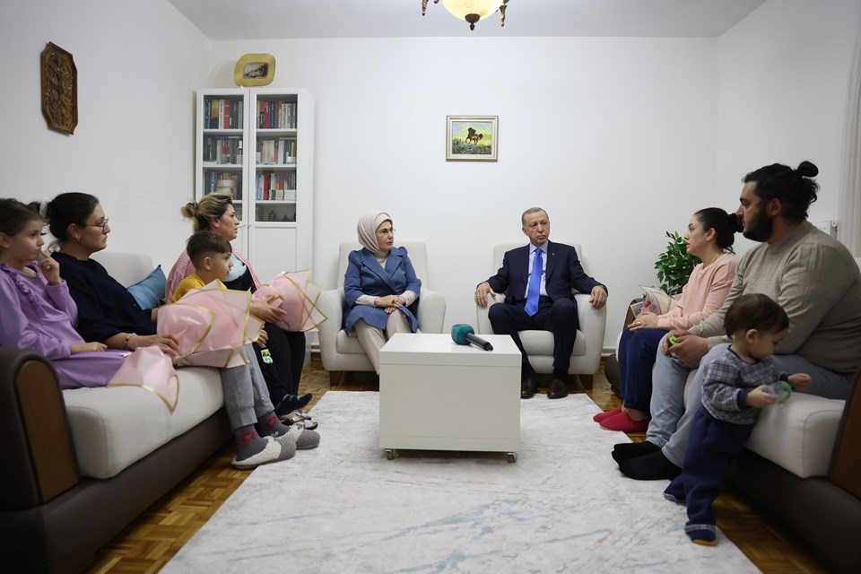 Cumhurbaşkanı Erdoğan'dan depremzede aileye ziyaret - 1