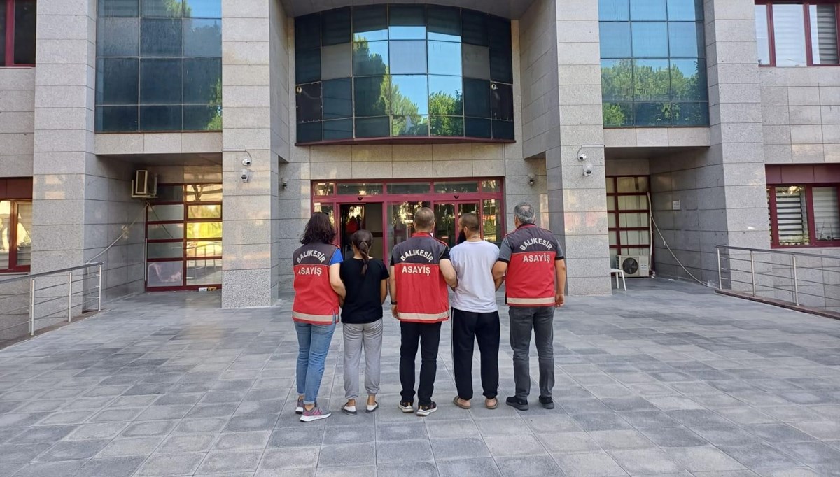 Balıkesir'de çalıntı otomobille yakalanan zanlılar tutuklandı Balıkesir'de çalıntı otomobille yakalanan zanlılar tutuklandı