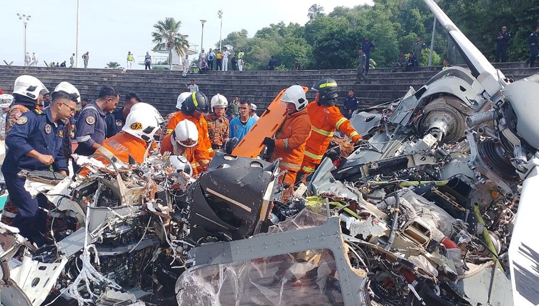 Malezya'da askeri helikopterler havada çarpıştı: 10 ölü