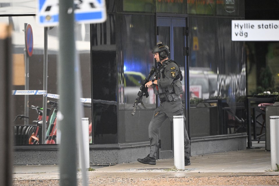 İsveç'te alışveriş merkezine silahlı saldırı: 1 ölü, 1 yaralı - 1