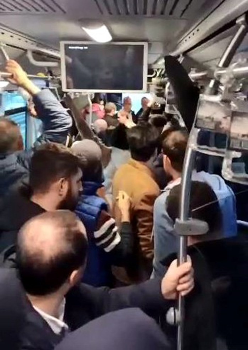 Metrobüste taciz iddiasına linç girişimi - 1