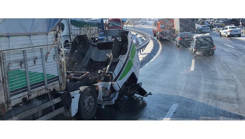 Zincir takmak için duran yolcu otobüsüne kamyon çarptı: 2 yaralı