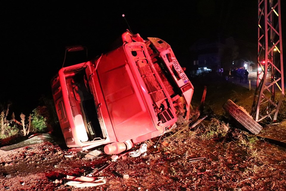 Samsun'da vinç iki otomobile çarptı: İki kişi hayatını kaybetti, bir kişi ağır yaralı - 1