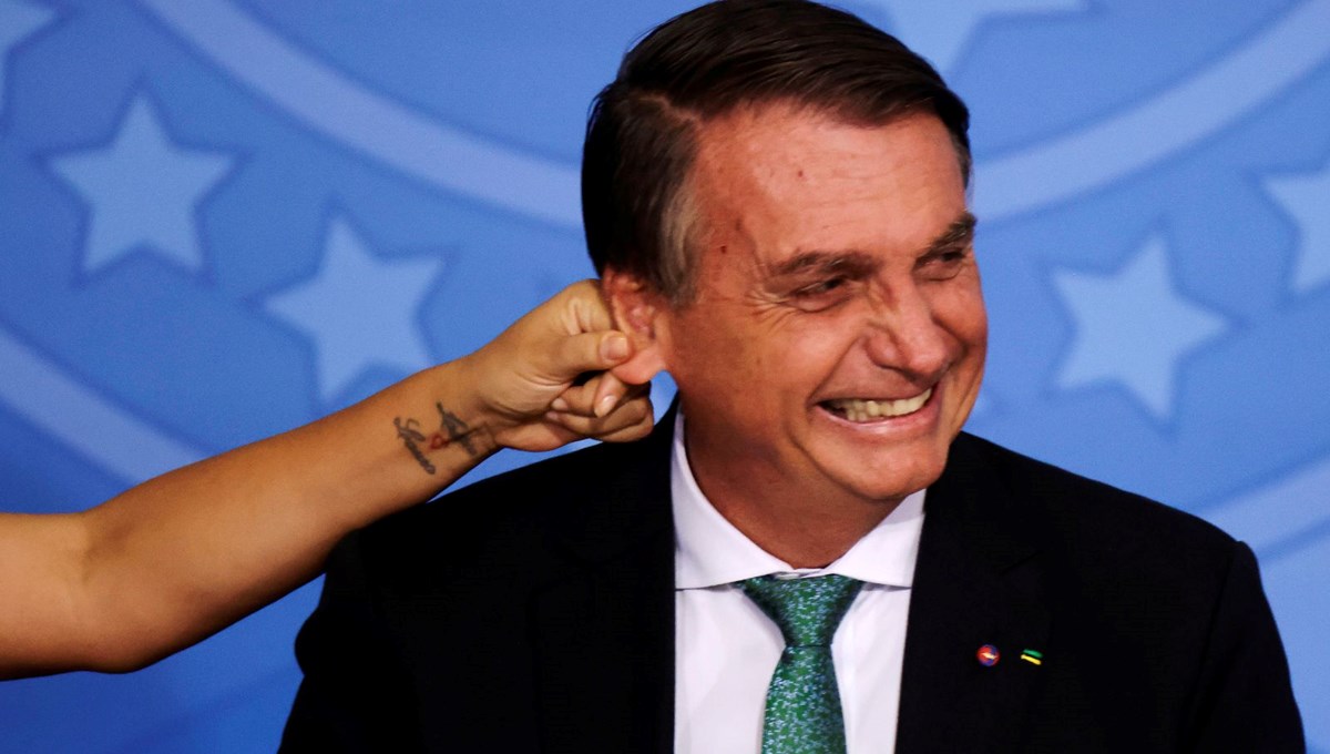 Brezilya Devlet Başkanı Bolsonaro'nun cinsiyetçi ifadelerine tepki gösteren eşi canlı yayında kulağını çekti