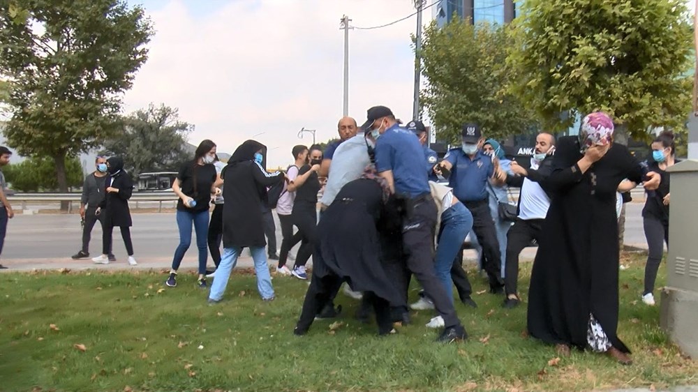 Keşif sırasında kadın sürücüye saldırdılar, polis biber gazıyla müdahale etti - 1