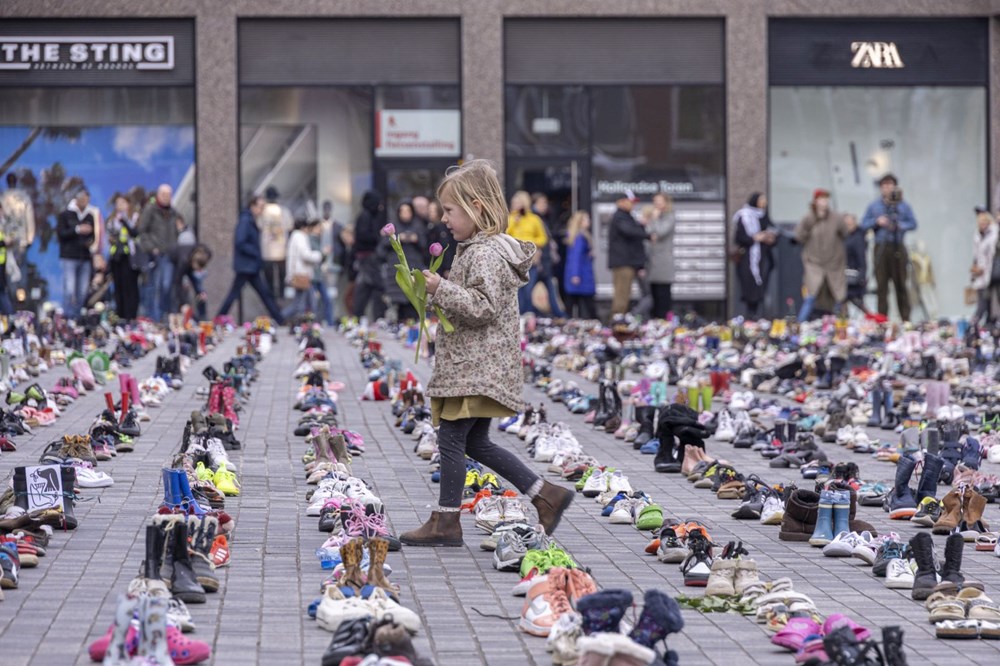 Hollanda'da Filistin'e sergisi: Meydana 14 bin çocuk ayakkabısı bırakıldı - 3