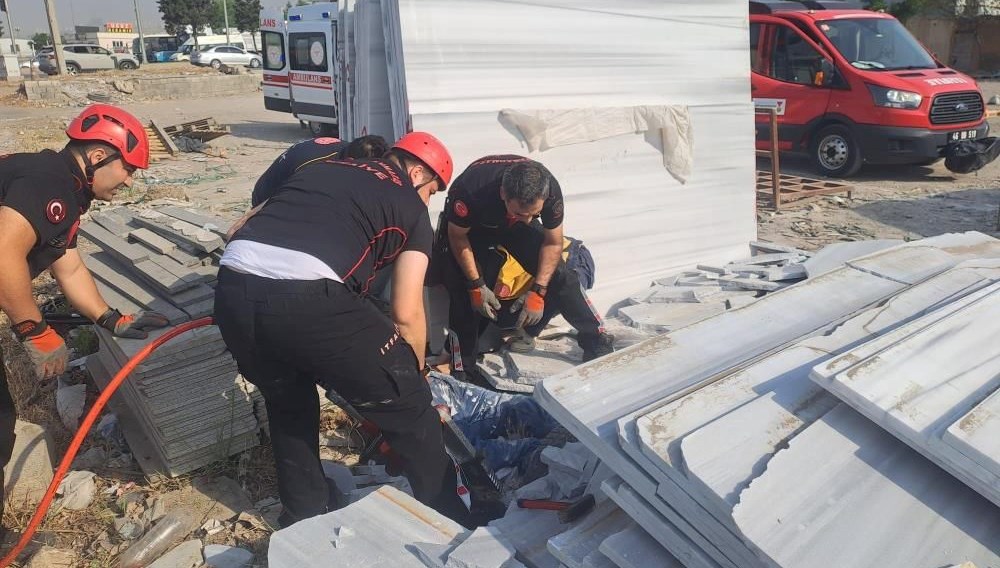 İşçiler mermer blokların altında kaldı