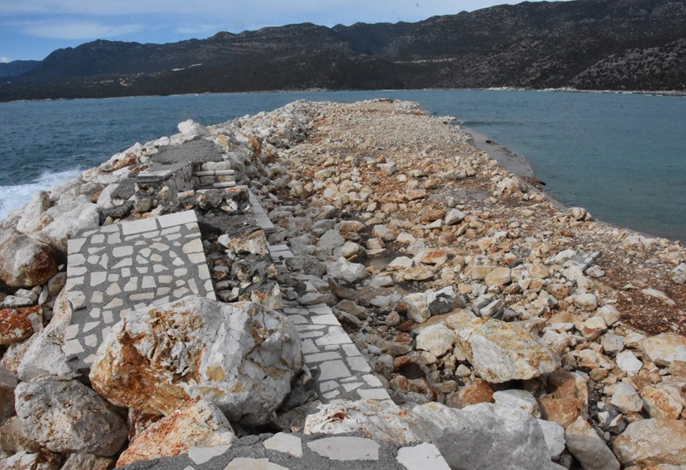 Antalya'da dev dalgalar sahildeki duvarları yıktı - 2