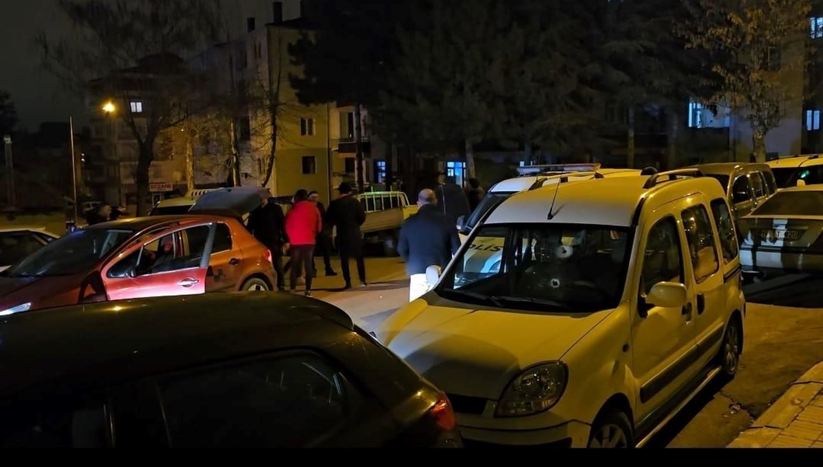 Park halindeki araçları kurşun yağmuruna tuttular Park halindeki araçları kurşun yağmuruna tuttular