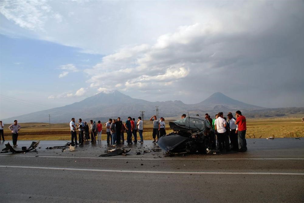 Çarpışan iki otomobilden 3 ceset çıkarıldı - 1