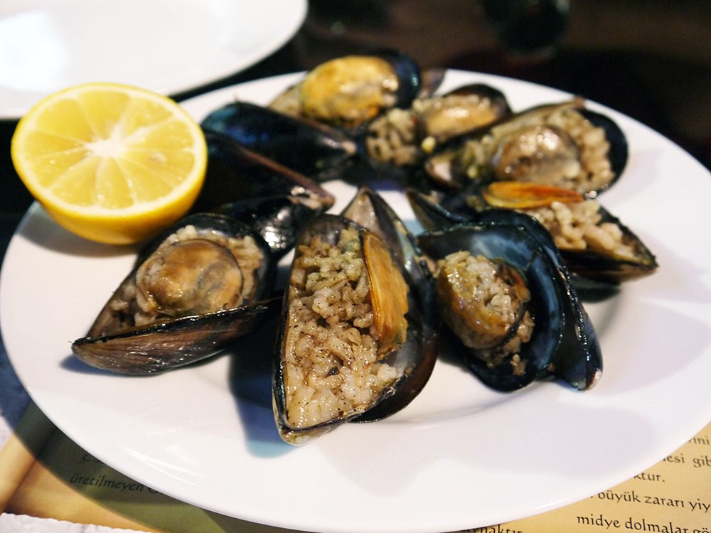 Мидии в створках. Мидии с лимоном. Мидии черноморские. Мидии нормандия. Разноцветные мидии.